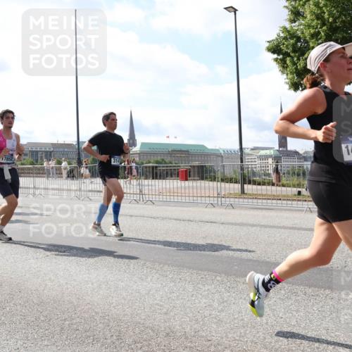 29.06.2025 - hella hamburg halbmarathon Lena Gebhardt http://msf.ph/oto/8344445 29.06.2025 10:00:49 Lombardsbrücke 16434, 7852, 314, 1467, 1019, 1544, 1568, 1583, 1611, 1681, 1726, 2027, 2086, 2236, 2346, 2426, 2474, 2490, 2606, 2652, 2982, 3042, 3059, 3141, 3319, 3400, 3625, 3740, 3794, 3983, 4238, 4419, 4579, 4594, 4616, 4708, 4767, 4813, 4940, 4945, 5033, 5418, 5643, 5870, 6138, 6147, 6220, 6443, 6470, 6487, 6531, 6714, 6757, 7658, 7757, 7759, 7761, 8255, 8326, 8478, 8632, 8923, 9124, 9553, 9555, 9577, 10074, 10188, 10271, 10599 meine-sportfotos.de