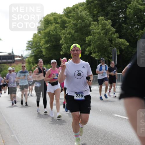 29.06.2025 - hella hamburg halbmarathon Jannik Wohlers http://msf.ph/oto/8344462 29.06.2025 10:42:46 Lombardsbrücke 1149, 1467, 1788, 1816, 2103, 2158, 2267, 2361, 2971, 3074, 3329, 3518, 3638, 3764, 4056, 4177, 4302, 4680, 5067, 5268, 5610, 5720, 5755, 5967, 7043, 7461, 7872, 8184, 8435, 8795, 8991, 9072, 9304, 9644, 9976, 10180, 10536, 11093, 11443, 11649, 11671, 12485, 12603, 13049, 13417, 13526, 13676, 13684, 13685, 13786, 13852, 15246, 15509, 15514, 15717, 16055, 16263, 16264, 16789, 16840, 17609, 17921, 18434, 18435, 18540, 18898, 19031, 19115 meine-sportfotos.de