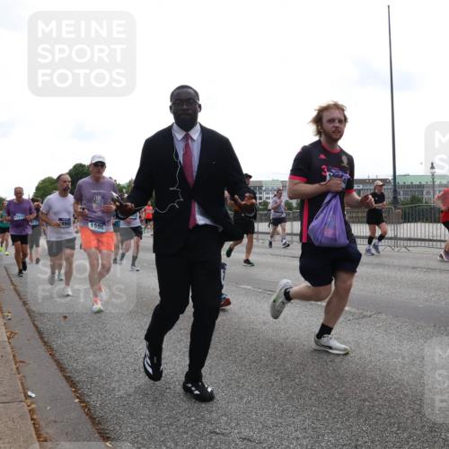 29.06.2025 - hella hamburg halbmarathon Lena Gebhardt http://msf.ph/oto/8344470 29.06.2025 10:38:24 Lombardsbrücke 17511, 6942, 1596, 3014, 1196, 1394, 1457, 1596, 1721, 1742, 1791, 1901, 1966, 2113, 2151, 2498, 2576, 2660, 2786, 3010, 3094, 3095, 3216, 3242, 3286, 3323, 3338, 3635, 3636, 3716, 3726, 3777, 3841, 3880, 4028, 4139, 4155, 4159, 4259, 4260, 4316, 4414, 4883, 4921, 5085, 5089, 5155, 5300, 5617, 5684, 5713, 5735, 5913, 6199, 6200, 6695, 6696, 6697, 6751, 6875, 6930, 7117, 7118, 7148, 7165, 7244, 7371, 7552, 7561, 7629, 7692, 7868, 7914 meine-sportfotos.de