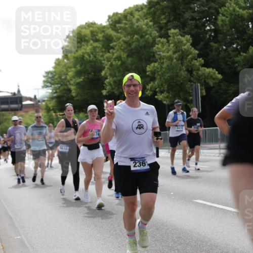 29.06.2025 - hella hamburg halbmarathon Jannik Wohlers http://msf.ph/oto/8344481 29.06.2025 10:42:46 Lombardsbrücke 1149, 1467, 1788, 1816, 2103, 2158, 2267, 2361, 2971, 3074, 3329, 3518, 3638, 3764, 4056, 4177, 4302, 4680, 5067, 5268, 5610, 5720, 5755, 5967, 7043, 7461, 7872, 8184, 8435, 8795, 8991, 9072, 9304, 9644, 9976, 10180, 10536, 11093, 11443, 11649, 11671, 12485, 12603, 13049, 13417, 13526, 13676, 13684, 13685, 13786, 13852, 15246, 15509, 15514, 15717, 16055, 16263, 16264, 16789, 16840, 17609, 17921, 18434, 18435, 18540, 18898, 19031, 19115 meine-sportfotos.de