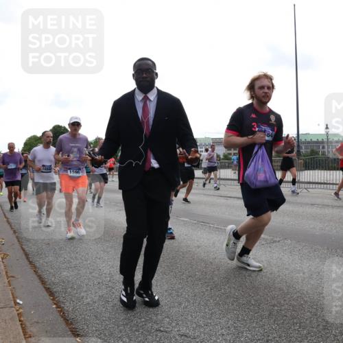 29.06.2025 - hella hamburg halbmarathon Lena Gebhardt http://msf.ph/oto/8344509 29.06.2025 10:38:24 Lombardsbrücke 17511, 16942, 1596, 184, 1196, 1394, 1457, 1596, 1721, 1742, 1791, 1901, 1966, 2113, 2151, 2498, 2576, 2660, 2786, 3010, 3094, 3095, 3216, 3242, 3286, 3323, 3338, 3635, 3636, 3716, 3726, 3777, 3841, 3880, 4028, 4139, 4155, 4159, 4259, 4260, 4316, 4414, 4883, 4921, 5085, 5089, 5155, 5300, 5617, 5684, 5713, 5735, 5913, 6199, 6200, 6695, 6696, 6697, 6751, 6875, 6930, 7117, 7118, 7148, 7165, 7244, 7371, 7552, 7561, 7629, 7692, 7868, 7914 meine-sportfotos.de