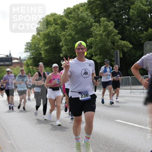29.06.2025 - hella hamburg halbmarathon Jannik Wohlers http://msf.ph/oto/8344535 29.06.2025 10:42:46 Lombardsbrücke 1149, 1467, 1788, 1816, 2103, 2158, 2267, 2361, 2971, 3074, 3329, 3518, 3638, 3764, 4056, 4177, 4302, 4680, 5067, 5268, 5610, 5720, 5755, 5967, 7043, 7461, 7872, 8184, 8435, 8795, 8991, 9072, 9304, 9644, 9976, 10180, 10536, 11093, 11443, 11649, 11671, 12485, 12603, 13049, 13417, 13526, 13676, 13684, 13685, 13786, 13852, 15246, 15509, 15514, 15717, 16055, 16263, 16264, 16789, 16840, 17609, 17921, 18434, 18435, 18540, 18898, 19031, 19115 meine-sportfotos.de