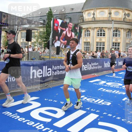 29.06.2025 - hella hamburg halbmarathon Michael Strokosch http://msf.ph/oto/8344546 29.06.2025 10:51:56 Ziel 2818, 2823, 2880, 4297, 5102, 8856, 9793, 9959, 13799, 15427, 15690, 16907, 17815, 17962, 19137 meine-sportfotos.de