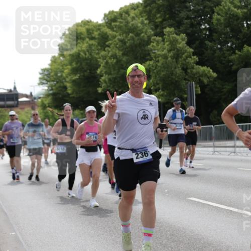 29.06.2025 - hella hamburg halbmarathon Jannik Wohlers http://msf.ph/oto/8344579 29.06.2025 10:42:46 Lombardsbrücke 1149, 1467, 1788, 1816, 2103, 2158, 2267, 2361, 2971, 3074, 3329, 3518, 3638, 3764, 4056, 4177, 4302, 4680, 5067, 5268, 5610, 5720, 5755, 5967, 7043, 7461, 7872, 8184, 8435, 8795, 8991, 9072, 9304, 9644, 9976, 10180, 10536, 11093, 11443, 11649, 11671, 12485, 12603, 13049, 13417, 13526, 13676, 13684, 13685, 13786, 13852, 15246, 15509, 15514, 15717, 16055, 16263, 16264, 16789, 16840, 17609, 17921, 18434, 18435, 18540, 18898, 19031, 19115 meine-sportfotos.de
