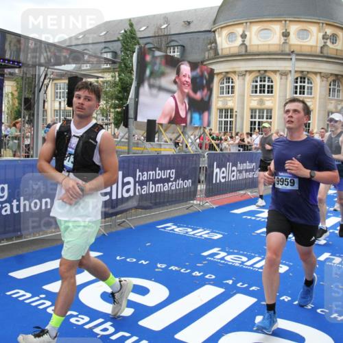 29.06.2025 - hella hamburg halbmarathon Michael Strokosch http://msf.ph/oto/8344610 29.06.2025 10:51:57 Ziel 2818, 2823, 2880, 4297, 5102, 7724, 8856, 9793, 9959, 10057, 13799, 15427, 15690, 17815, 17962, 18869, 19137 meine-sportfotos.de