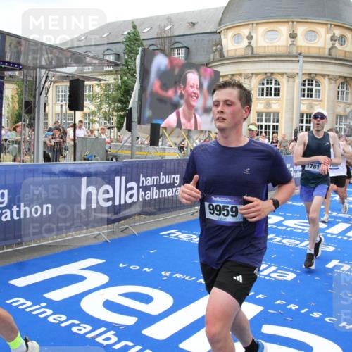 29.06.2025 - hella hamburg halbmarathon Michael Strokosch http://msf.ph/oto/8344666 29.06.2025 10:51:57 Ziel 2818, 2823, 2880, 4297, 5102, 7724, 8856, 9793, 9959, 10057, 13799, 15427, 15690, 17815, 17962, 18869, 19137 meine-sportfotos.de