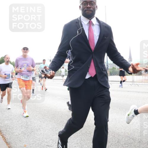 29.06.2025 - hella hamburg halbmarathon Lena Gebhardt http://msf.ph/oto/8344690 29.06.2025 10:38:25 Lombardsbrücke 17511, 14400, 942, 1596, 271, 56, 1196, 1394, 1457, 1596, 1721, 1742, 1791, 1901, 1966, 2113, 2151, 2498, 2576, 2660, 2786, 3010, 3094, 3095, 3216, 3242, 3286, 3323, 3338, 3635, 3636, 3716, 3726, 3777, 3841, 3880, 4028, 4139, 4155, 4159, 4259, 4260, 4316, 4414, 4883, 4921, 5085, 5089, 5155, 5300, 5617, 5684, 5713, 5735, 5913, 6199, 6200, 6695, 6696, 6697, 6751, 6875, 6930, 7117, 7118, 7148, 7165, 7371, 7552, 7561, 7629, 7692, 7849, 7868, 7914 meine-sportfotos.de