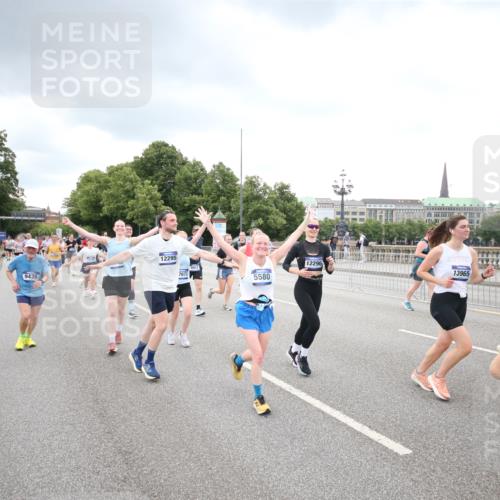 29.06.2025 - hella hamburg halbmarathon Jannik Wohlers http://msf.ph/oto/8344705 29.06.2025 10:55:56 Lombardsbrücke 1113, 1738, 2095, 2915, 3257, 3953, 3987, 4083, 5580, 5693, 5757, 6690, 6968, 7025, 7028, 7090, 7711, 8005, 8517, 8766, 9383, 9435, 9606, 9948, 9953, 10740, 10784, 10987, 11298, 11628, 11862, 11863, 12295, 12296, 12551, 13395, 13405, 13965, 14613, 15103, 15173, 15443, 15696, 15699, 15747, 16655, 16934, 17084, 17092, 17398, 17494, 17649, 17673, 18047, 18247, 18349, 18798, 19228 meine-sportfotos.de