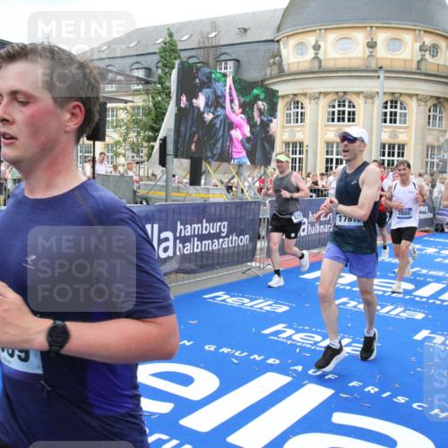 29.06.2025 - hella hamburg halbmarathon Michael Strokosch http://msf.ph/oto/8344722 29.06.2025 10:51:57 Ziel 2818, 2823, 2880, 4297, 5102, 7724, 8856, 9793, 9959, 10057, 13799, 15427, 15690, 17815, 17962, 18869, 19137 meine-sportfotos.de