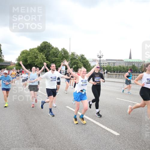 29.06.2025 - hella hamburg halbmarathon Jannik Wohlers http://msf.ph/oto/8344806 29.06.2025 10:55:56 Lombardsbrücke 1113, 1738, 2095, 2915, 3257, 3953, 3987, 4083, 5580, 5693, 5757, 6690, 6968, 7025, 7028, 7090, 7711, 8005, 8517, 8766, 9383, 9435, 9606, 9948, 9953, 10740, 10784, 10987, 11298, 11628, 11862, 11863, 12295, 12296, 12551, 13395, 13405, 13965, 14613, 15103, 15173, 15443, 15696, 15699, 15747, 16655, 16934, 17084, 17092, 17398, 17494, 17649, 17673, 18047, 18247, 18349, 18798, 19228 meine-sportfotos.de