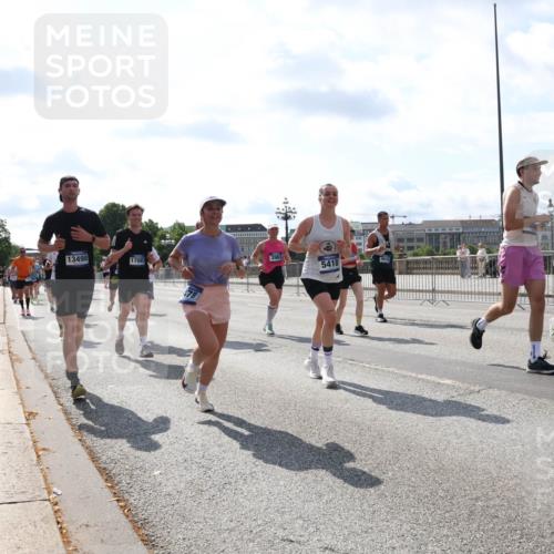 29.06.2025 - hella hamburg halbmarathon Lena Gebhardt http://msf.ph/oto/8344927 29.06.2025 10:00:50 Lombardsbrücke 13498, 17087, 3983, 5418, 1544, 1568, 1583, 1611, 1681, 1726, 2236, 2346, 2426, 2474, 2490, 2982, 3042, 3059, 3141, 3319, 3400, 3625, 3740, 3794, 3983, 4238, 4419, 4579, 4594, 4616, 4708, 4767, 4813, 4940, 4945, 5033, 5418, 5643, 5870, 6138, 6147, 6220, 6443, 6487, 6531, 6714, 6757, 7658, 7757, 7759, 7761, 8255, 8326, 8478, 8632, 8923, 9124, 9553, 9555, 9577, 9932, 10074, 10188, 10271, 10599 meine-sportfotos.de