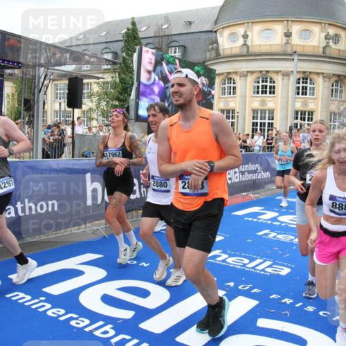 29.06.2025 - hella hamburg halbmarathon Michael Strokosch http://msf.ph/oto/8344931 29.06.2025 10:51:59 Ziel 2818, 2823, 2880, 4033, 4297, 5102, 6390, 7130, 7409, 7724, 8413, 8856, 8977, 9959, 10057, 13799, 15690, 17815, 17962, 17978, 18869, 19137 meine-sportfotos.de