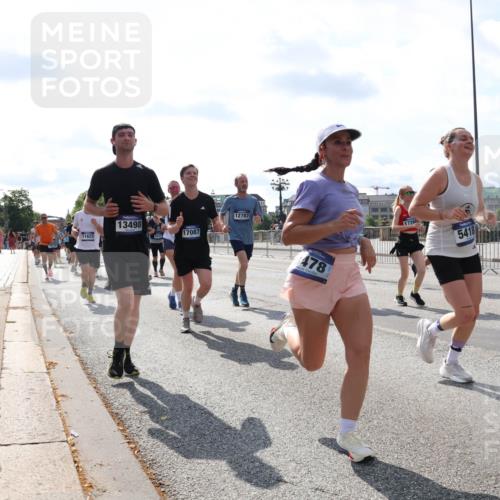 29.06.2025 - hella hamburg halbmarathon Lena Gebhardt http://msf.ph/oto/8345063 29.06.2025 10:00:51 Lombardsbrücke 11623, 13498, 17087, 12787, 478, 1726, 5418, 1544, 1568, 1583, 1611, 1681, 1726, 2236, 2346, 2426, 2474, 2490, 2982, 3042, 3059, 3141, 3400, 3625, 3740, 3794, 3983, 4238, 4419, 4579, 4616, 4708, 4767, 4940, 4945, 5033, 5418, 5643, 5870, 6138, 6147, 6220, 6443, 6487, 6531, 6714, 6757, 6835, 7658, 7757, 7759, 7761, 8255, 8326, 8478, 8632, 8923, 9124, 9553, 9555, 9577, 9932, 10074, 10188, 10271, 10599 meine-sportfotos.de