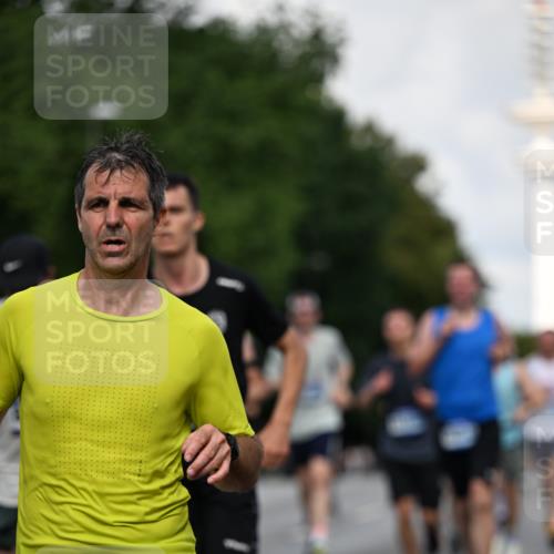 29.06.2025 - hella hamburg halbmarathon Dr. Thomas Lammeyer http://msf.ph/oto/8345239 29.06.2025 09:56:05 Kennedybrücke 1057, 1139, 1169, 1220, 1415, 1512, 1604, 3305, 4080, 4565, 4871, 4915, 5007, 5011, 5336, 6373, 6711, 7185, 7432, 7451, 7710, 7865, 7961, 8467, 8564, 8852, 9444, 10099, 10251, 10493, 10691, 10741 meine-sportfotos.de