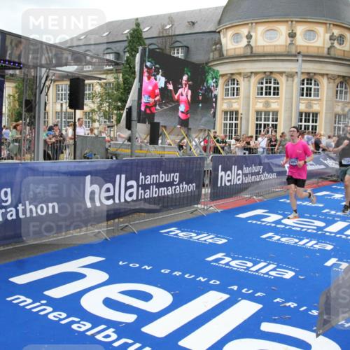 29.06.2025 - hella hamburg halbmarathon Michael Strokosch http://msf.ph/oto/8345260 29.06.2025 10:52:02 Ziel 4033, 5102, 5336, 6390, 7130, 7409, 7724, 8413, 8977, 10057, 13799, 15356, 15506, 15690, 17978, 18869 meine-sportfotos.de