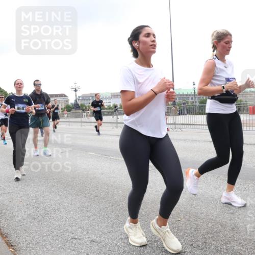 29.06.2025 - hella hamburg halbmarathon Lena Gebhardt http://msf.ph/oto/8345522 29.06.2025 10:47:49 Lombardsbrücke 18415, 9687, 23, 1045, 1174, 1175, 1246, 1392, 1434, 1523, 1618, 1639, 1701, 1926, 2148, 2163, 2197, 2407, 2491, 2545, 2704, 2790, 2882, 2994, 3049, 3339, 3468, 4037, 4325, 4327, 4423, 4856, 4974, 4975, 5621, 5622, 5886, 5895, 6255, 6256, 6995, 7240, 7393, 7394, 7403, 7427, 7916, 7970, 8077, 8270, 8310, 8550, 8774, 8953, 9018, 9356, 9687, 9696, 9697, 10658, 10777, 10794, 10991, 11351, 11458, 11548, 11730, 11738, 11802, 11909, 12431 meine-sportfotos.de