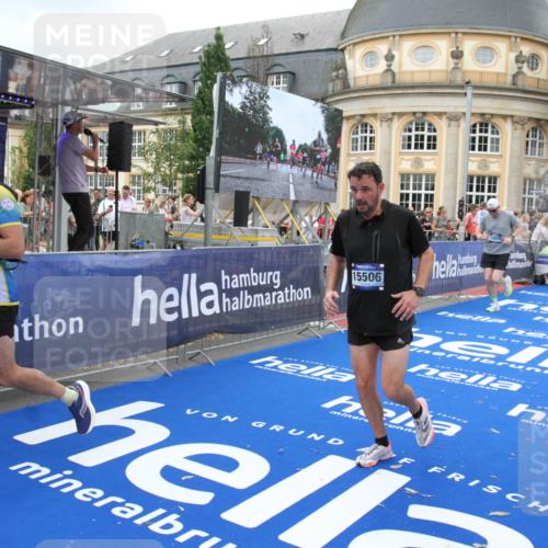 29.06.2025 - hella hamburg halbmarathon Michael Strokosch http://msf.ph/oto/8345800 29.06.2025 10:52:09 Ziel 1482, 2397, 2595, 5093, 5336, 5378, 7732, 12580, 13726, 14248, 15356, 15506, 15829, 16179, 16666, 17033, 18801 meine-sportfotos.de