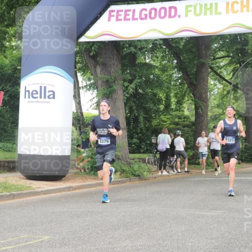 29.06.2025 - hella hamburg halbmarathon KatJ http://msf.ph/oto/8345889 29.06.2025 10:20:01 Zwischen KM18-KM19 2689, 3379, 8323 meine-sportfotos.de
