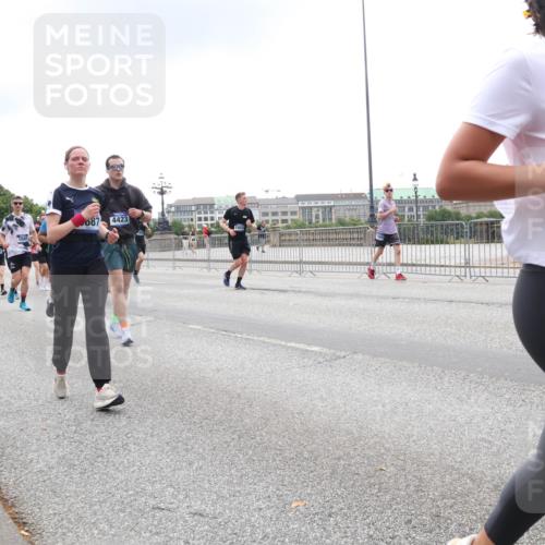 29.06.2025 - hella hamburg halbmarathon Lena Gebhardt http://msf.ph/oto/8345928 29.06.2025 10:47:49 Lombardsbrücke 18415, 1045, 087, 4423, 1045, 1174, 1175, 1246, 1392, 1434, 1523, 1618, 1639, 1701, 1926, 2148, 2163, 2197, 2407, 2491, 2545, 2704, 2790, 2882, 2994, 3049, 3339, 3468, 4037, 4325, 4327, 4423, 4856, 4974, 4975, 5621, 5622, 5886, 5895, 6255, 6256, 6995, 7240, 7393, 7394, 7403, 7427, 7916, 7970, 8077, 8270, 8310, 8550, 8774, 8953, 9018, 9356, 9687, 9696, 9697, 10658, 10777, 10794, 10991, 11351, 11458, 11548, 11730, 11738, 11802, 11909, 12431 meine-sportfotos.de