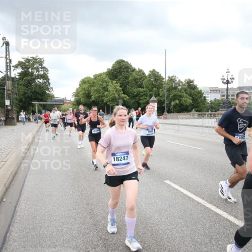 29.06.2025 - hella hamburg halbmarathon Jannik Wohlers http://msf.ph/oto/8345940 29.06.2025 10:56:05 Lombardsbrücke 1047, 1113, 2143, 2307, 2887, 2915, 2991, 3438, 3520, 3614, 3675, 3676, 3953, 3987, 4773, 5237, 5438, 5693, 5757, 6690, 7090, 7307, 7711, 8108, 8517, 8606, 8766, 8939, 8943, 9383, 9910, 9948, 9953, 10555, 10569, 10571, 10932, 10936, 11089, 11204, 11628, 12221, 12543, 13096, 13965, 14613, 14746, 15443, 15747, 16034, 16934, 17084, 17092, 17494, 17649, 17673, 17797, 18047, 18197, 18247, 18798 meine-sportfotos.de