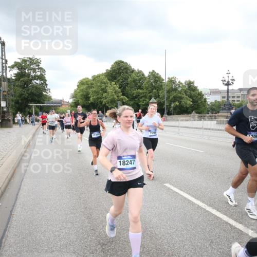 29.06.2025 - hella hamburg halbmarathon Jannik Wohlers http://msf.ph/oto/8345972 29.06.2025 10:56:05 Lombardsbrücke 1047, 1113, 2143, 2307, 2887, 2915, 2991, 3438, 3520, 3614, 3675, 3676, 3953, 3987, 4773, 5237, 5438, 5693, 5757, 6690, 7090, 7307, 7711, 8108, 8517, 8606, 8766, 8939, 8943, 9383, 9910, 9948, 9953, 10555, 10569, 10571, 10932, 10936, 11089, 11204, 11628, 12221, 12543, 13096, 13965, 14613, 14746, 15443, 15747, 16034, 16934, 17084, 17092, 17494, 17649, 17673, 17797, 18047, 18197, 18247, 18798 meine-sportfotos.de