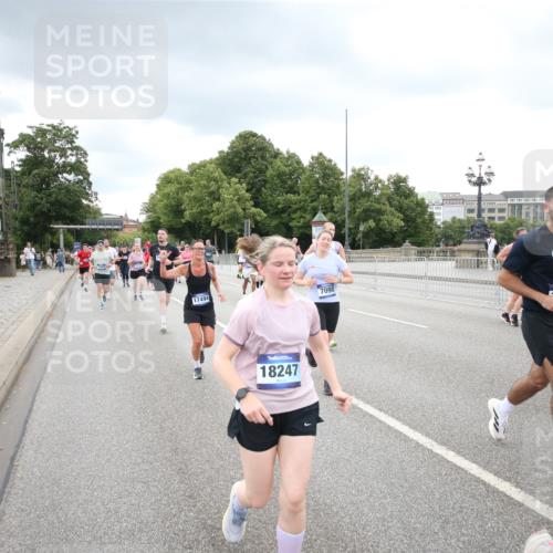 29.06.2025 - hella hamburg halbmarathon Jannik Wohlers http://msf.ph/oto/8346004 29.06.2025 10:56:05 Lombardsbrücke 1047, 1113, 2143, 2307, 2887, 2915, 2991, 3438, 3520, 3614, 3675, 3676, 3953, 3987, 4773, 5237, 5438, 5693, 5757, 6690, 7090, 7307, 7711, 8108, 8517, 8606, 8766, 8939, 8943, 9383, 9910, 9948, 9953, 10555, 10569, 10571, 10932, 10936, 11089, 11204, 11628, 12221, 12543, 13096, 13965, 14613, 14746, 15443, 15747, 16034, 16934, 17084, 17092, 17494, 17649, 17673, 17797, 18047, 18197, 18247, 18798 meine-sportfotos.de
