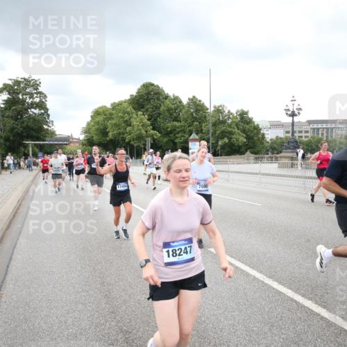 29.06.2025 - hella hamburg halbmarathon Jannik Wohlers http://msf.ph/oto/8346024 29.06.2025 10:56:05 Lombardsbrücke 1047, 1113, 2143, 2307, 2887, 2915, 2991, 3438, 3520, 3614, 3675, 3676, 3953, 3987, 4773, 5237, 5438, 5693, 5757, 6690, 7090, 7307, 7711, 8108, 8517, 8606, 8766, 8939, 8943, 9383, 9910, 9948, 9953, 10555, 10569, 10571, 10932, 10936, 11089, 11204, 11628, 12221, 12543, 13096, 13965, 14613, 14746, 15443, 15747, 16034, 16934, 17084, 17092, 17494, 17649, 17673, 17797, 18047, 18197, 18247, 18798 meine-sportfotos.de