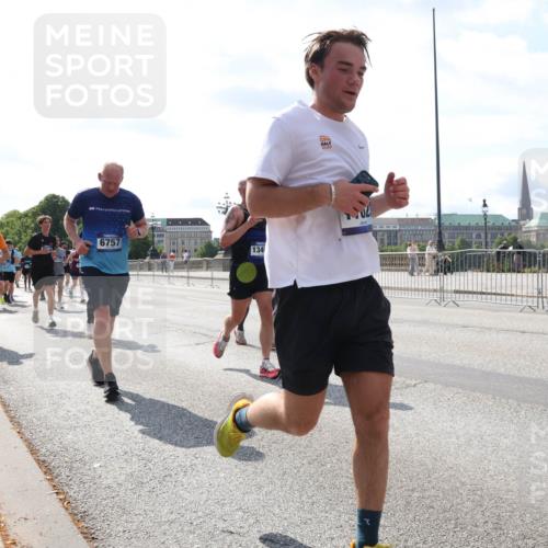29.06.2025 - hella hamburg halbmarathon Lena Gebhardt http://msf.ph/oto/8346027 29.06.2025 10:00:54 Lombardsbrücke 6757, 1340, 1130, 1544, 1568, 1583, 1611, 1681, 1726, 2236, 2354, 2363, 2426, 2474, 2490, 2936, 2982, 3042, 3059, 3141, 3400, 3625, 3740, 3794, 3983, 4238, 4419, 4579, 4616, 4708, 4767, 4945, 5033, 5418, 5643, 5870, 6138, 6147, 6443, 6487, 6531, 6714, 6757, 6835, 7658, 7757, 7759, 7761, 8255, 8326, 8478, 8632, 8923, 9124, 9553, 9555, 9577, 9932, 10074, 10188, 10271, 10599 meine-sportfotos.de