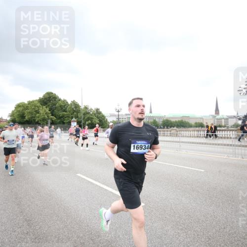 29.06.2025 - hella hamburg halbmarathon Jannik Wohlers http://msf.ph/oto/8346119 29.06.2025 10:56:08 Lombardsbrücke 1047, 1113, 2143, 2307, 2887, 2915, 2991, 3438, 3520, 3614, 3675, 3676, 3953, 3987, 4773, 5237, 5438, 5693, 5911, 6690, 7090, 7307, 7711, 8108, 8606, 8766, 8939, 8943, 9172, 9210, 9383, 9910, 10555, 10569, 10571, 10932, 10936, 11089, 11204, 11628, 12221, 12543, 13096, 13108, 14613, 14711, 14746, 15747, 16034, 16934, 17092, 17494, 17797, 18047, 18197, 18247, 18798 meine-sportfotos.de