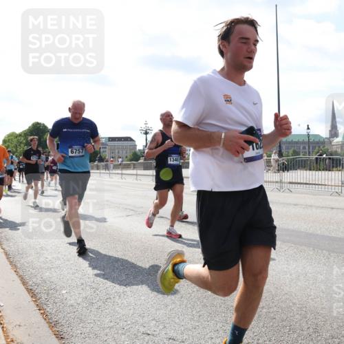 29.06.2025 - hella hamburg halbmarathon Lena Gebhardt http://msf.ph/oto/8346141 29.06.2025 10:00:54 Lombardsbrücke 1007, 6714, 6757, 1340, 2023, 1130, 1544, 1568, 1583, 1611, 1681, 1726, 2236, 2354, 2363, 2426, 2474, 2490, 2936, 2982, 3042, 3059, 3141, 3400, 3625, 3740, 3794, 3983, 4238, 4419, 4579, 4616, 4708, 4767, 4945, 5033, 5418, 5643, 5870, 6138, 6147, 6443, 6487, 6531, 6714, 6757, 6835, 7658, 7757, 7759, 7761, 8255, 8326, 8478, 8632, 8923, 9124, 9553, 9555, 9577, 9932, 10074, 10188, 10271, 10599 meine-sportfotos.de