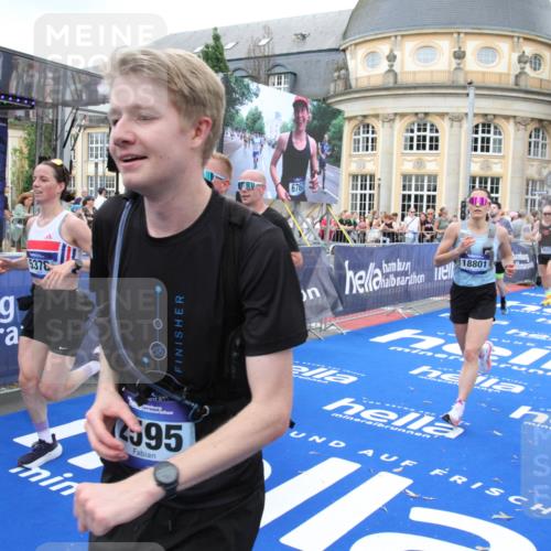29.06.2025 - hella hamburg halbmarathon Michael Strokosch http://msf.ph/oto/8346222 29.06.2025 10:52:13 Ziel 1482, 2397, 2595, 4837, 5032, 5087, 5093, 5378, 5482, 6897, 7732, 9082, 12135, 12580, 13726, 14248, 14300, 15275, 15829, 16003, 16320, 16591, 16666, 17033, 17130, 18475, 18801 meine-sportfotos.de