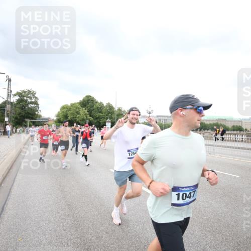 29.06.2025 - hella hamburg halbmarathon Jannik Wohlers http://msf.ph/oto/8346274 29.06.2025 10:56:10 Lombardsbrücke 1047, 2143, 2307, 2887, 2915, 2991, 3438, 3520, 3614, 3675, 3676, 3953, 3987, 4773, 5237, 5438, 5911, 6690, 7090, 7307, 7711, 8108, 8606, 8766, 8939, 8943, 9172, 9210, 9383, 9910, 10555, 10569, 10571, 10932, 10936, 11089, 11204, 11628, 12221, 12328, 12354, 12543, 13096, 13108, 14613, 14711, 14746, 15747, 16034, 16934, 17092, 17494, 17797, 18047, 18197, 18247 meine-sportfotos.de