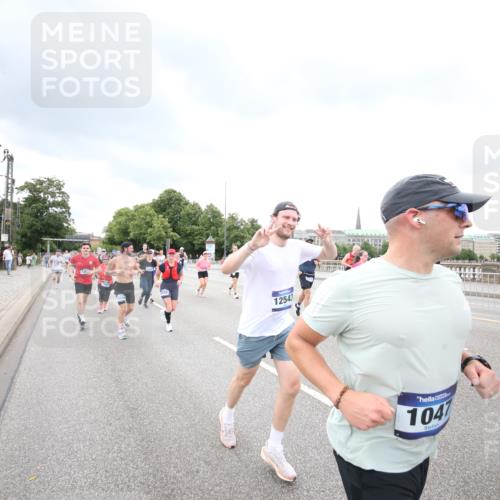 29.06.2025 - hella hamburg halbmarathon Jannik Wohlers http://msf.ph/oto/8346301 29.06.2025 10:56:10 Lombardsbrücke 1047, 2143, 2307, 2887, 2915, 2991, 3438, 3520, 3614, 3675, 3676, 3953, 3987, 4773, 5237, 5438, 5911, 6690, 7090, 7307, 7711, 8108, 8606, 8766, 8939, 8943, 9172, 9210, 9383, 9910, 10555, 10569, 10571, 10932, 10936, 11089, 11204, 11628, 12221, 12328, 12354, 12543, 13096, 13108, 14613, 14711, 14746, 15747, 16034, 16934, 17092, 17494, 17797, 18047, 18197, 18247 meine-sportfotos.de
