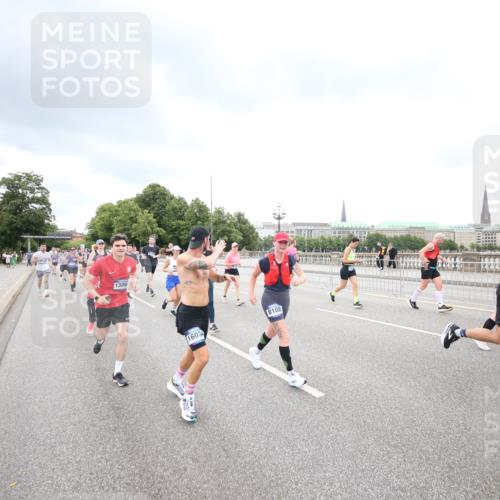 29.06.2025 - hella hamburg halbmarathon Jannik Wohlers http://msf.ph/oto/8346333 29.06.2025 10:56:12 Lombardsbrücke 1047, 2143, 2307, 2887, 2915, 2991, 3438, 3516, 3517, 3520, 3614, 3675, 3676, 3953, 3987, 4773, 5237, 5438, 5911, 6348, 6349, 6690, 7090, 7307, 7711, 8108, 8150, 8606, 8939, 8943, 9172, 9210, 9910, 10555, 10569, 10571, 10932, 10936, 11047, 11089, 11204, 11628, 12221, 12328, 12354, 12543, 12993, 13096, 13108, 13834, 14613, 14711, 14746, 15747, 16034, 16934, 17092, 17494, 17797, 18047, 18197, 18247 meine-sportfotos.de