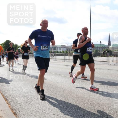 29.06.2025 - hella hamburg halbmarathon Lena Gebhardt http://msf.ph/oto/8346353 29.06.2025 10:00:54 Lombardsbrücke 1007, 18919, 6757, 1340, 5, 1130, 1544, 1568, 1583, 1611, 1681, 1726, 2236, 2354, 2363, 2426, 2474, 2490, 2936, 2982, 3042, 3059, 3141, 3400, 3625, 3740, 3794, 3983, 4238, 4419, 4579, 4616, 4708, 4767, 4945, 5033, 5418, 5643, 5870, 6138, 6147, 6443, 6487, 6531, 6714, 6757, 6835, 7658, 7757, 7759, 7761, 8255, 8326, 8478, 8632, 8923, 9124, 9553, 9555, 9577, 9932, 10074, 10188, 10271, 10599 meine-sportfotos.de