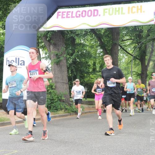 29.06.2025 - hella hamburg halbmarathon KatJ http://msf.ph/oto/8346356 29.06.2025 10:49:42 Zwischen KM18-KM19 1114, 1940, 4859, 6311 meine-sportfotos.de