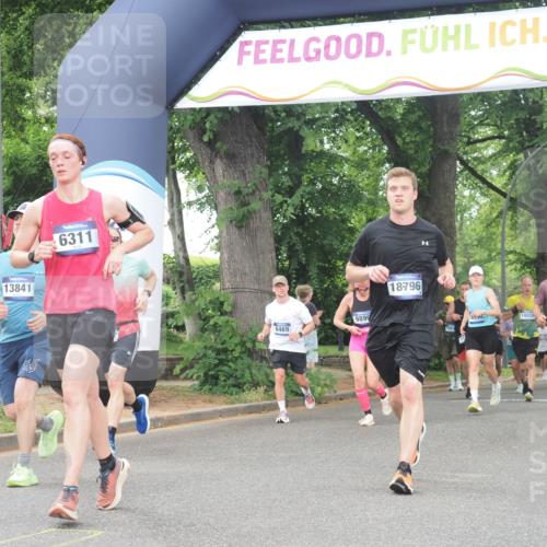 29.06.2025 - hella hamburg halbmarathon KatJ http://msf.ph/oto/8346379 29.06.2025 10:49:42 Zwischen KM18-KM19 1114, 1940, 4859, 6311 meine-sportfotos.de