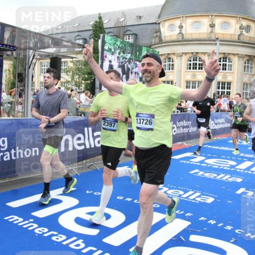 29.06.2025 - hella hamburg halbmarathon Michael Strokosch http://msf.ph/oto/8346574 29.06.2025 10:52:16 Ziel 1482, 2397, 4419, 4837, 5032, 5087, 5093, 5482, 6897, 9074, 9082, 12135, 13726, 14248, 14300, 15275, 16003, 16320, 16591, 17033, 17130, 18475, 18801 meine-sportfotos.de