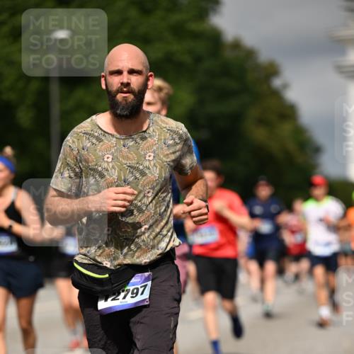 29.06.2025 - hella hamburg halbmarathon Dr. Thomas Lammeyer http://msf.ph/oto/8346633 29.06.2025 10:18:20 Kennedybrücke 1071, 1131, 1406, 1480, 2990, 3020, 3025, 3154, 3728, 3756, 3834, 3939, 5191, 5546, 5670, 6028, 6083, 6366, 6717, 7209, 7442, 7802, 7840, 7991, 8001, 8055, 8147, 8409, 9173, 9663, 9845, 10224, 10610, 10977, 11355 meine-sportfotos.de