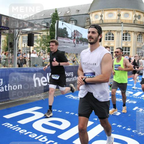 29.06.2025 - hella hamburg halbmarathon Michael Strokosch http://msf.ph/oto/8346675 29.06.2025 10:52:17 Ziel 2397, 4419, 4837, 5032, 5087, 5482, 6164, 6897, 7896, 9074, 9082, 12135, 13726, 14248, 14300, 15275, 15446, 16003, 16320, 16591, 17033, 17130, 18475 meine-sportfotos.de