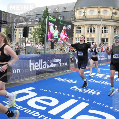29.06.2025 - hella hamburg halbmarathon Michael Strokosch http://msf.ph/oto/8346812 29.06.2025 10:52:19 Ziel 4419, 4587, 4837, 5032, 5087, 5482, 6164, 6897, 7896, 9074, 9082, 12135, 13707, 14300, 15275, 15446, 16003, 16320, 16591, 17130, 17773, 18475 meine-sportfotos.de