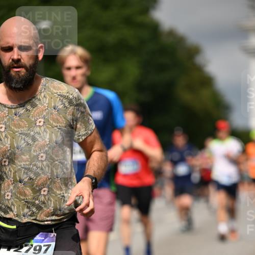 29.06.2025 - hella hamburg halbmarathon Dr. Thomas Lammeyer http://msf.ph/oto/8346876 29.06.2025 10:18:21 Kennedybrücke 1071, 1131, 1406, 1480, 2990, 3020, 3025, 3154, 3728, 3756, 3834, 3939, 5191, 5546, 5670, 6028, 6083, 6366, 6717, 7209, 7442, 7802, 7840, 7991, 8001, 8055, 8147, 8409, 9173, 9663, 9845, 10224, 10610, 10977, 11355 meine-sportfotos.de