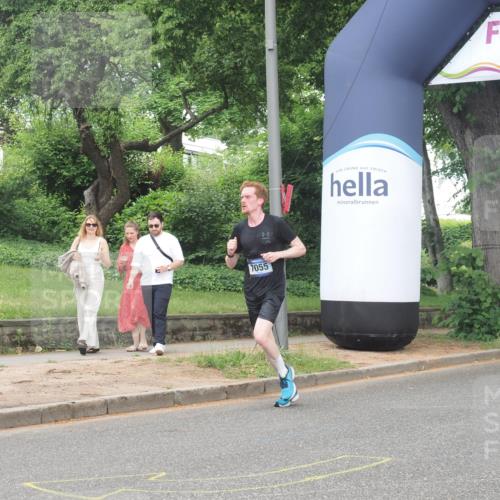 29.06.2025 - hella hamburg halbmarathon KatJ http://msf.ph/oto/8346890 29.06.2025 10:20:12 Zwischen KM18-KM19 7055 meine-sportfotos.de