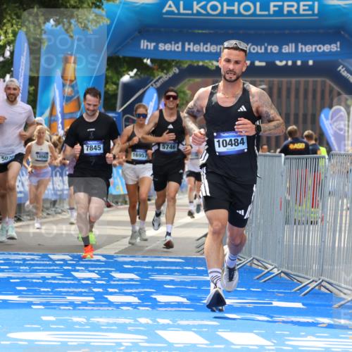 29.06.2025 - hella hamburg halbmarathon Strokosch-Dieckow http://msf.ph/oto/8346910 29.06.2025 10:32:21 Ziel 5070, 5746, 7272, 7845, 8883, 10484, 10876, 11745, 16065, 16957 meine-sportfotos.de