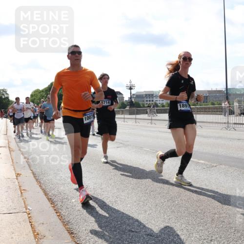 29.06.2025 - hella hamburg halbmarathon Lena Gebhardt http://msf.ph/oto/8347007 29.06.2025 10:00:56 Lombardsbrücke 269, 1007, 5714, 189, 1130, 1568, 1583, 1611, 1726, 2236, 2354, 2363, 2474, 2490, 2936, 2982, 3059, 3141, 3400, 3625, 3740, 3794, 3983, 4068, 4238, 4579, 4616, 4708, 4767, 4945, 5033, 5418, 5643, 5870, 6138, 6147, 6443, 6487, 6531, 6714, 6757, 6835, 7658, 7757, 7759, 7761, 8255, 8326, 8478, 8632, 8923, 9124, 9553, 9555, 9577, 9932, 10074, 10188, 10271, 10599 meine-sportfotos.de