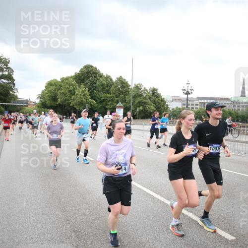 29.06.2025 - hella hamburg halbmarathon Jannik Wohlers http://msf.ph/oto/8347034 29.06.2025 10:56:18 Lombardsbrücke 1047, 2143, 2307, 2887, 2991, 3418, 3438, 3516, 3517, 3520, 3614, 3675, 3676, 4094, 4118, 4773, 5237, 5438, 5911, 5944, 6348, 6349, 7307, 7381, 8108, 8150, 8606, 8939, 8943, 9172, 9210, 9402, 9404, 9517, 9902, 9905, 9910, 10138, 10309, 10555, 10569, 10571, 10932, 10936, 11047, 11089, 11204, 12221, 12328, 12354, 12543, 12993, 13096, 13108, 13801, 13834, 14117, 14472, 14711, 14746, 15215, 15748, 15823, 16034, 17797, 18197 meine-sportfotos.de