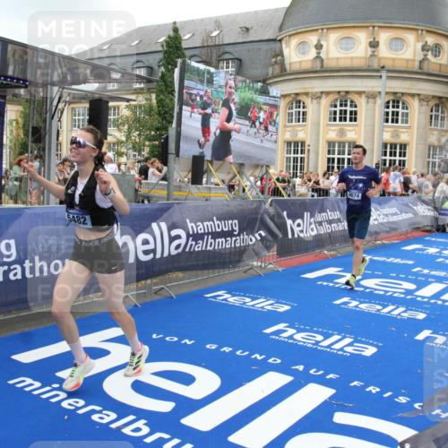 29.06.2025 - hella hamburg halbmarathon Michael Strokosch http://msf.ph/oto/8347041 29.06.2025 10:52:20 Ziel 4140, 4419, 4587, 4837, 5032, 5087, 5482, 6164, 7896, 9074, 12135, 13707, 14300, 15275, 15446, 16003, 16591, 17130, 17773, 18475 meine-sportfotos.de