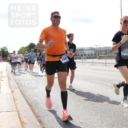 29.06.2025 - hella hamburg halbmarathon Lena Gebhardt http://msf.ph/oto/8347057 29.06.2025 10:00:56 Lombardsbrücke 268, 1007, 714, 18919, 1130, 1568, 1583, 1611, 1726, 2236, 2354, 2363, 2474, 2490, 2936, 2982, 3059, 3141, 3400, 3625, 3740, 3794, 3983, 4068, 4238, 4579, 4616, 4708, 4767, 4945, 5033, 5418, 5643, 5870, 6138, 6147, 6443, 6487, 6531, 6714, 6757, 6835, 7658, 7757, 7759, 7761, 8255, 8326, 8478, 8632, 8923, 9124, 9553, 9555, 9577, 9932, 10074, 10188, 10271, 10599 meine-sportfotos.de