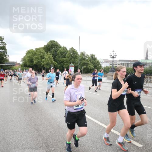 29.06.2025 - hella hamburg halbmarathon Jannik Wohlers http://msf.ph/oto/8347072 29.06.2025 10:56:18 Lombardsbrücke 1047, 2143, 2307, 2887, 2991, 3418, 3438, 3516, 3517, 3520, 3614, 3675, 3676, 4094, 4118, 4773, 5237, 5438, 5911, 5944, 6348, 6349, 7307, 7381, 8108, 8150, 8606, 8939, 8943, 9172, 9210, 9402, 9404, 9517, 9902, 9905, 9910, 10138, 10309, 10555, 10569, 10571, 10932, 10936, 11047, 11089, 11204, 12221, 12328, 12354, 12543, 12993, 13096, 13108, 13801, 13834, 14117, 14472, 14711, 14746, 15215, 15748, 15823, 16034, 17797, 18197 meine-sportfotos.de