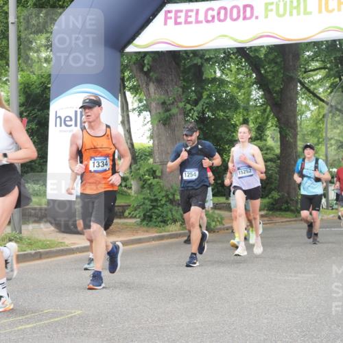 29.06.2025 - hella hamburg halbmarathon KatJ http://msf.ph/oto/8347154 29.06.2025 10:49:53 Zwischen KM18-KM19 1126, 1254, 1334, 1573, 1722, 1724, 1881, 3001, 4370, 4665, 5734 meine-sportfotos.de